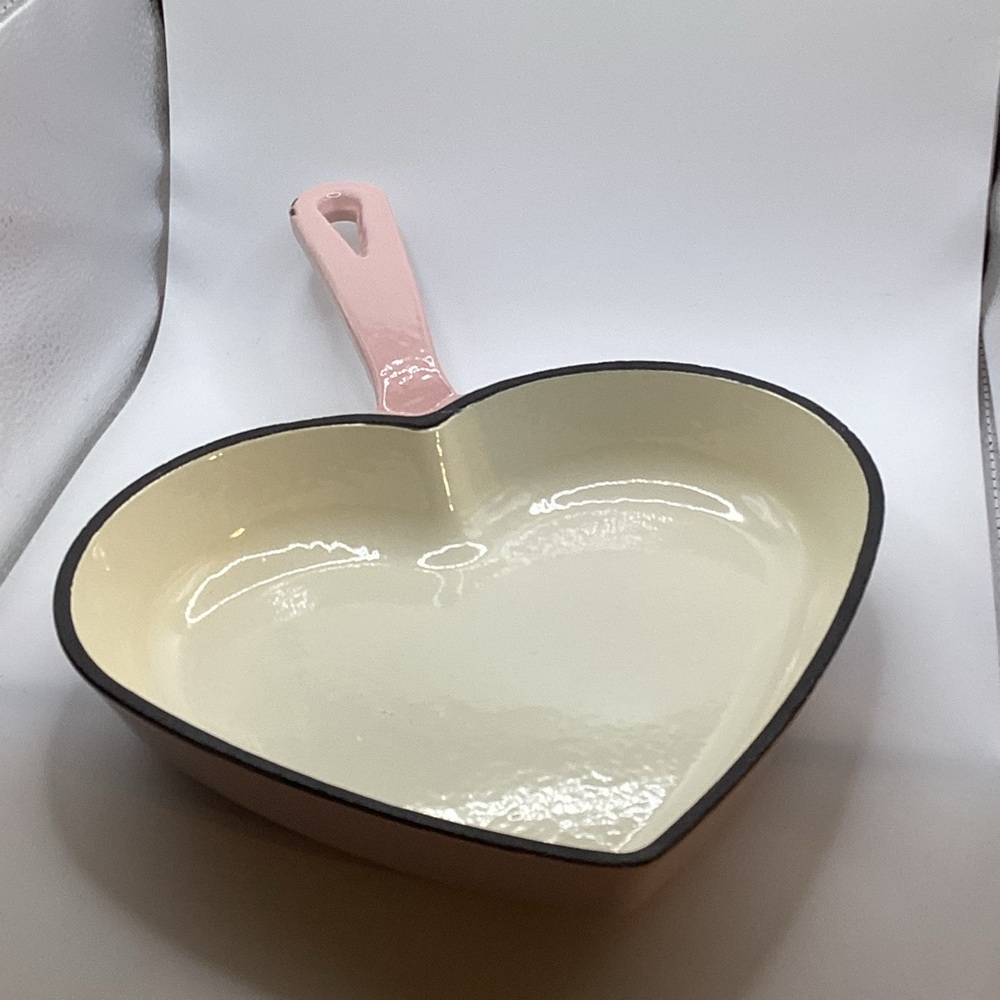 SMITH & CLARK IRONWORKS Pink 9” Cast Iron Heart Shaped Frypan Skillet